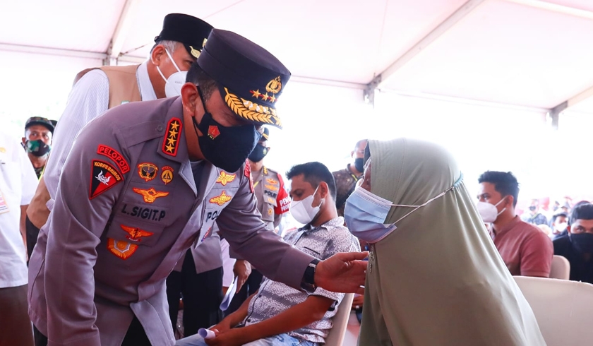 Kapolri Jenderal Listyo Sigit Prabowo meninjau akselerasi vaksinasi Covid-19 di Provinsi Aceh. (Foto: PMJ News)