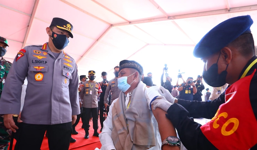 Kapolri Jenderal Listyo Sigit Prabowo meninjau akselerasi vaksinasi Covid-19 di Provinsi Aceh. (Foto: PMJ News)