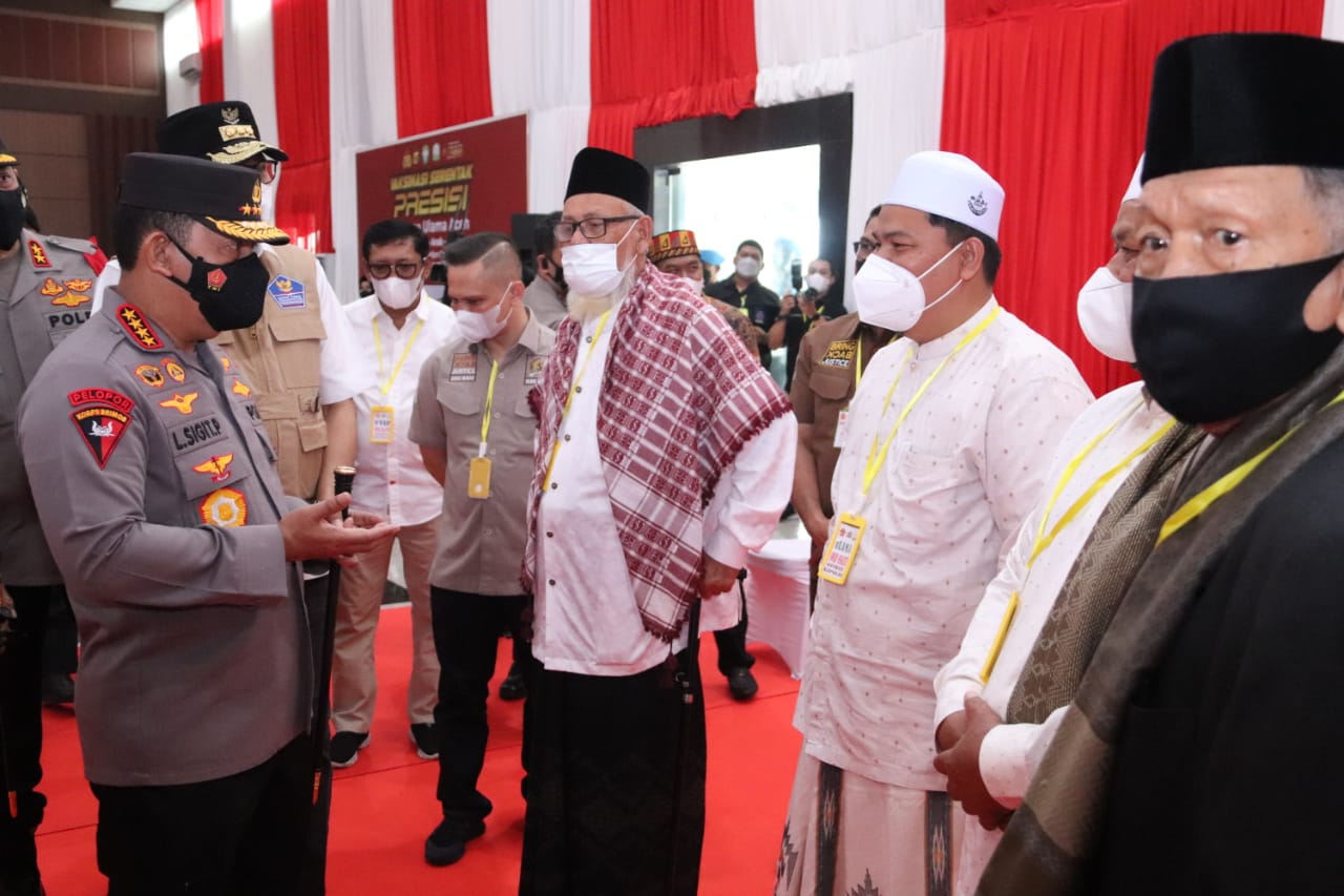 Kapolri Jenderal Listyo Sigit Prabowo meninjau akselerasi percepatan vaksinasi di Pidie Convention Center, Kabupaten Pidie, Aceh. (Foto: PMJ News)