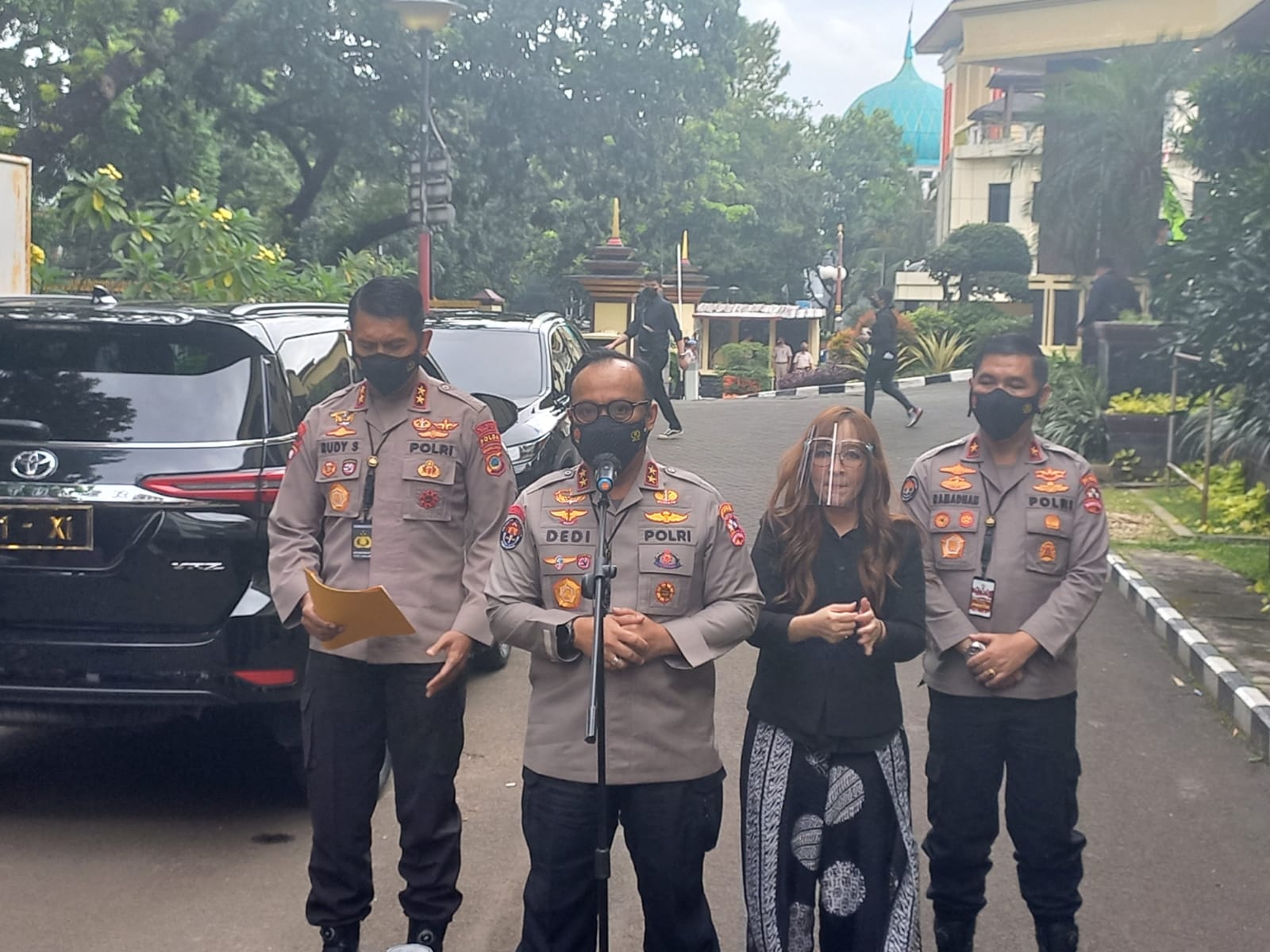 Kepala Divisi Humas Polri Irjen Dedi Prasetyo beserta jajarannya. (Foto: PMJ News). 