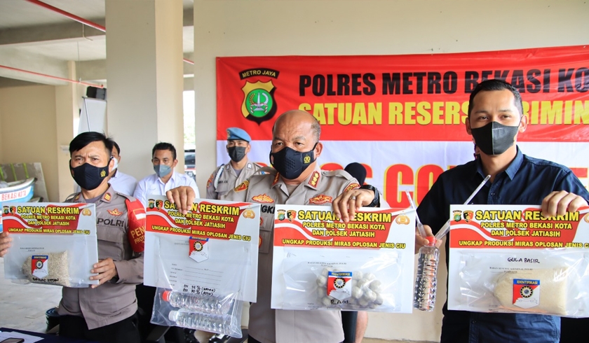 Kapolres Metro Bekasi Kota Kombes Pol Hengki saat konferensi pers pengungkapan produksi miras ilegal. (Foto: PMJ News)