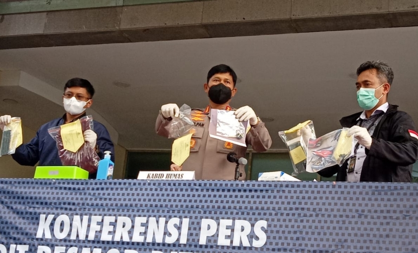 Kabid Humas Polda Metro Jaya, Kombes Pol Endra Zulpan menggelar perkara kasus begal sepeda Motor. (Foto: PMJ News/Yeni)
