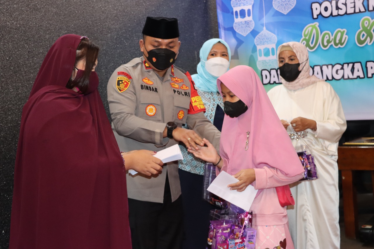 Polsek Kembangan Jakbar-Bhayangkari Kembangan gelar santunan serta doa bersama anak yatim. (Foto: PMJ News). 