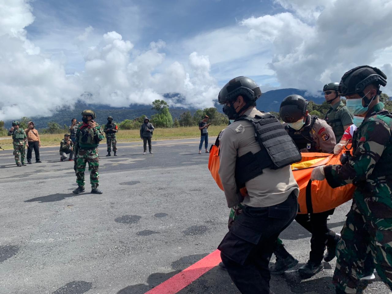 Tim Operasi Damai Cartenz evakuasi terhadap 8 korban. (Foto: PMJ News). 