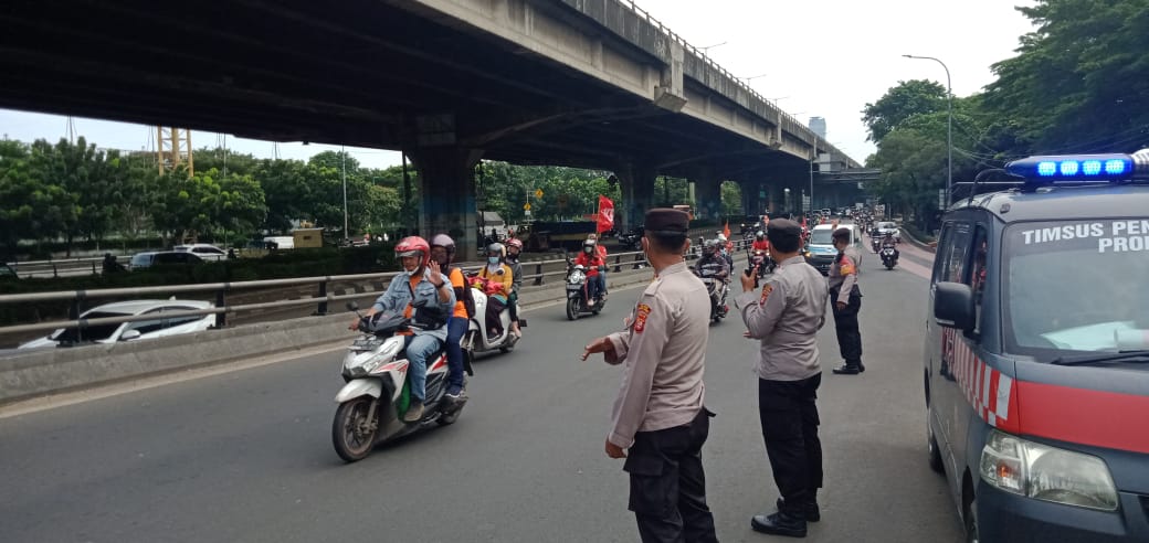 Puluhan buruh di Jakut ikuti unras di GedunDPR. (Foto: PMJ News). 