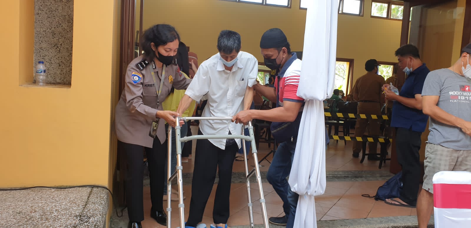 Pelaksanaan vaksin yang digelar jajaran Polres Malang. (Foto: PMJ News). 