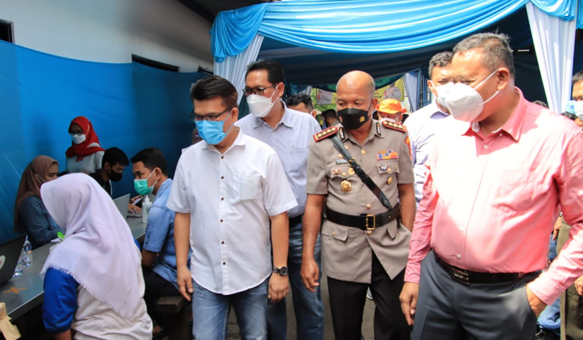 Kapolres Metro Bekasi Kota Kombes Pol Hengki meninjau vaksinasi Covid-19 di PT Mangul Jaya. (Foto: PMJ News)