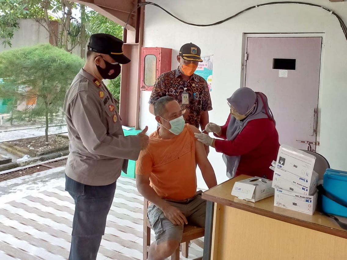 Kegiatan suntik vaksin dosis 3 booster digiatkan oleh Polsek Kepulauan Seribu Utara. (Foto: PMJ News). 