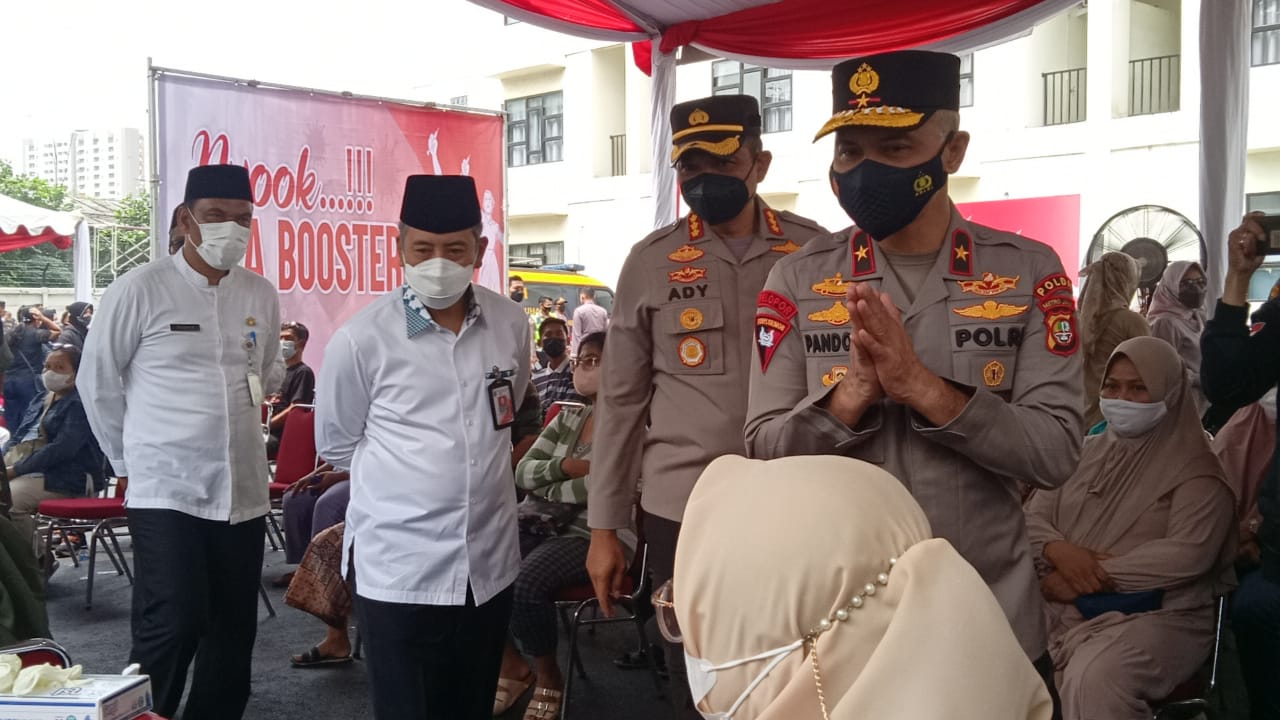 Wakapolda Metro Jaya Brigjen Pol Hendro Pandowo dan Kapolres Metro Jakarta Barat Kombes Pol Ady Wibowo meninjau pelaksanaan vaksinasi serentak. (Foto: PMJ News/Yeni)