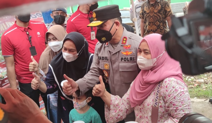 Kapolda Metro Jaya Irjen Pol Fadil Imran meninjau pelaksanaan vaksinasi serentak di Kampung Bahari, Tanjung Priok. (Foto: PMJ News/Yeni)