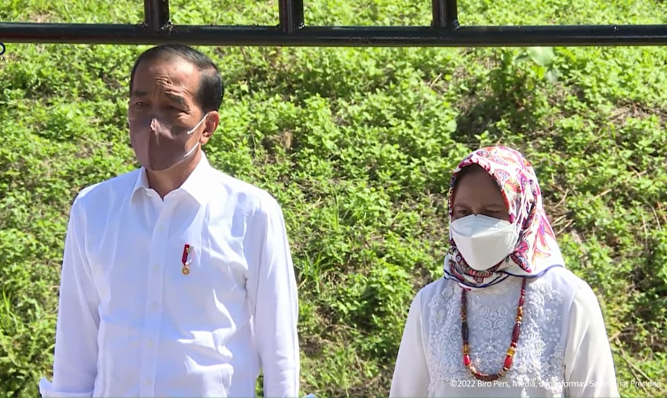 Presiden Joko Widodo memimpin pelaksanaan prosesi penyatuan tanah dan air dari seluruh provinsi di Indonesia di Titik Nol Ibu Kota Nusantara. (Foto: PMJ News/YouTube Setpres)