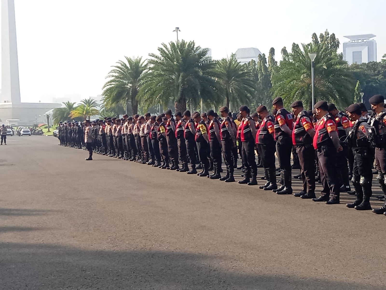 Personil gabungan Polda Metro Jaya dan TNI bersiap berjaga-jaga di sekitar area. (Foto: PMJ/Yeni). 