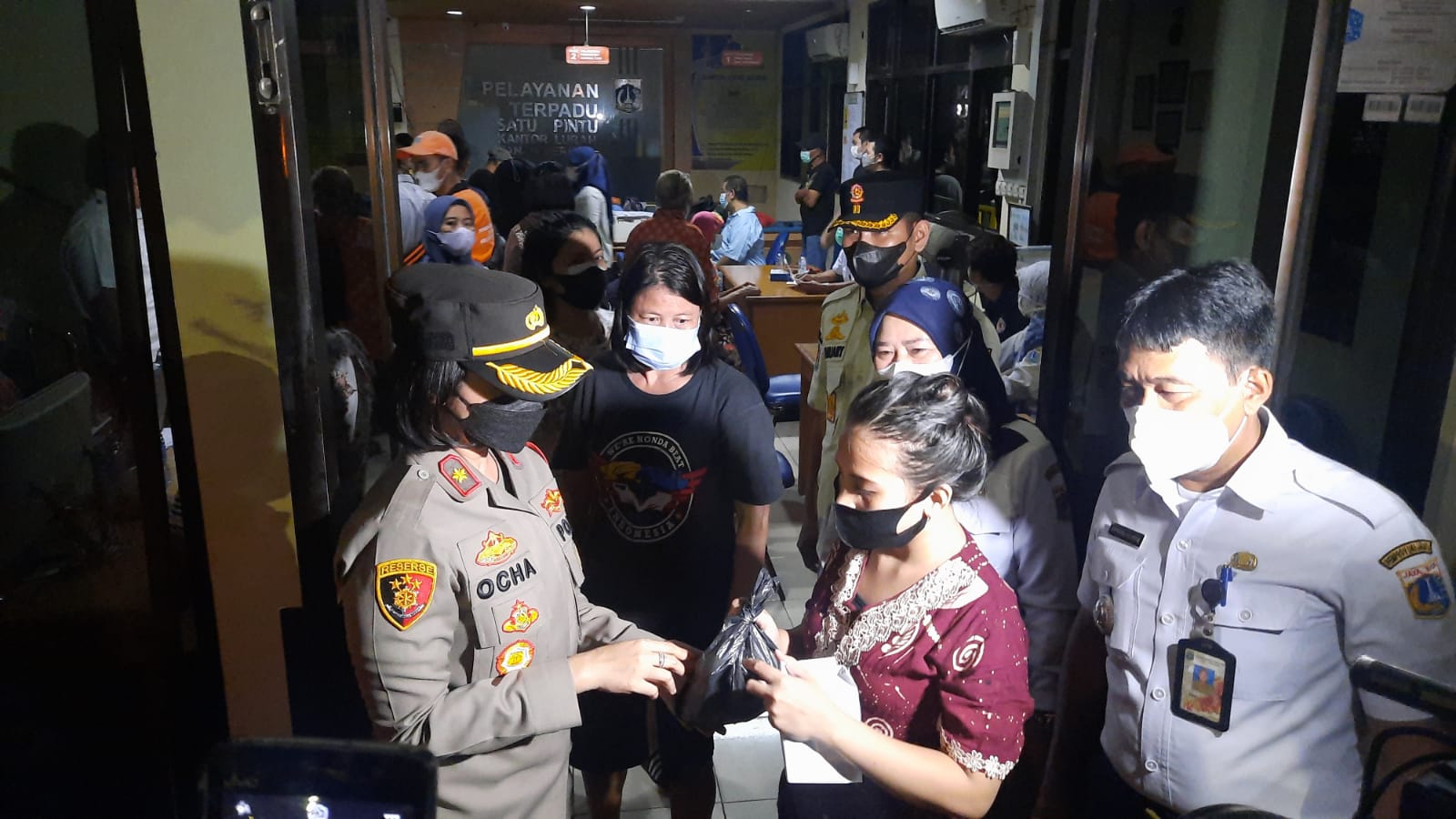 Vaksinasi malam hari di wilayah Tambora. (Foto: PMJ News). 