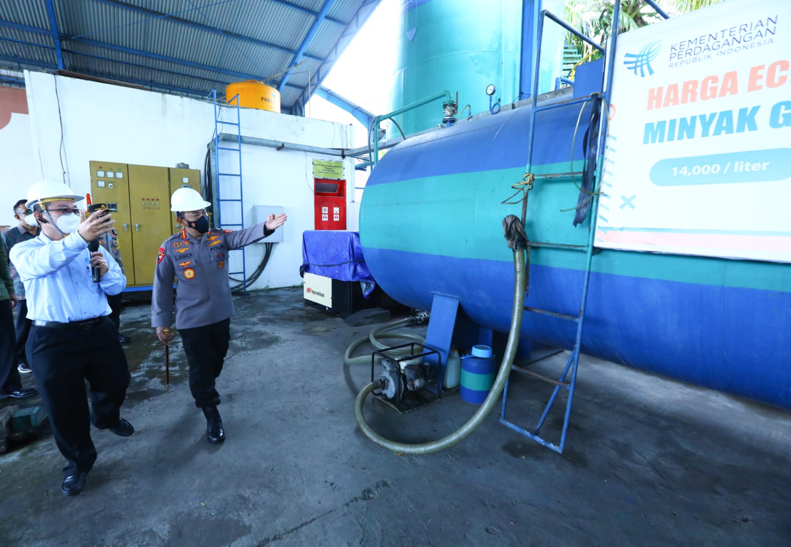 Kapolri Jenderal Polisi Listyo Sigit Prabowo meninjau langsung pabrik minyak goreng PT Sawit Tunggal Arta Raya (STAR) Bali. (Foto: PMJ News). 