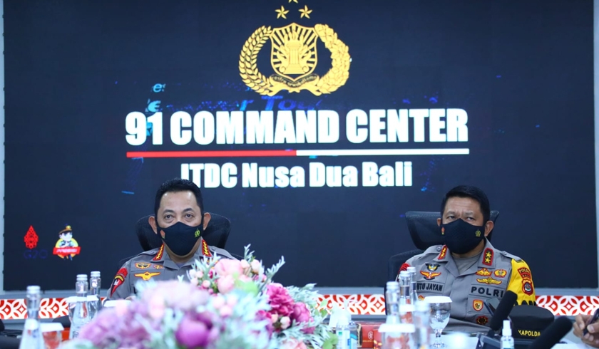 Kapolri Jenderal Listyo Sigit Prabowo mengecek kesiapan 91 Command Center untuk pengamanan event internasional. (Foto: PMJ News)