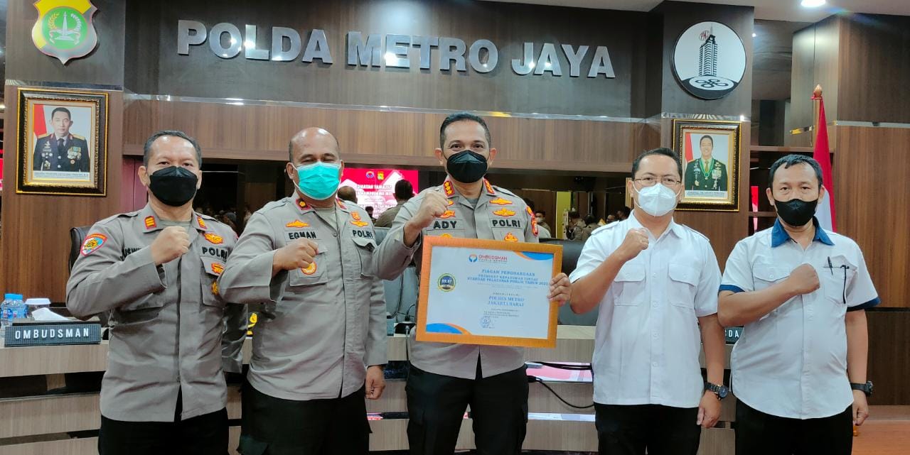 Polres Metro Jakarta Barat menerima penghargaan peringkat 1 dari Ombudsman. (Foto: PMJ News)