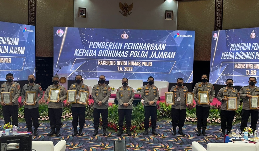 Bidhumas Polda Metro Jaya meraih piagam penghargaan dari Divisi Humas Polri Follower Terbanyak Medsos. (Foto: PMJ News)
