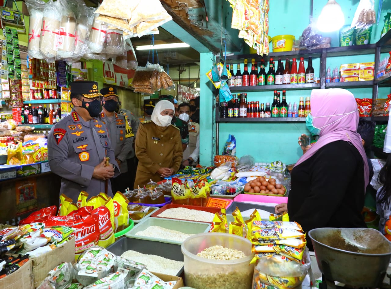 Kapolri Jenderal Listyo Sigit Prabowo meninjau ketersediaan dan harga penjualan minyak goreng jenis curah di Pasar Wonokromo. (Foto: PMJ News)