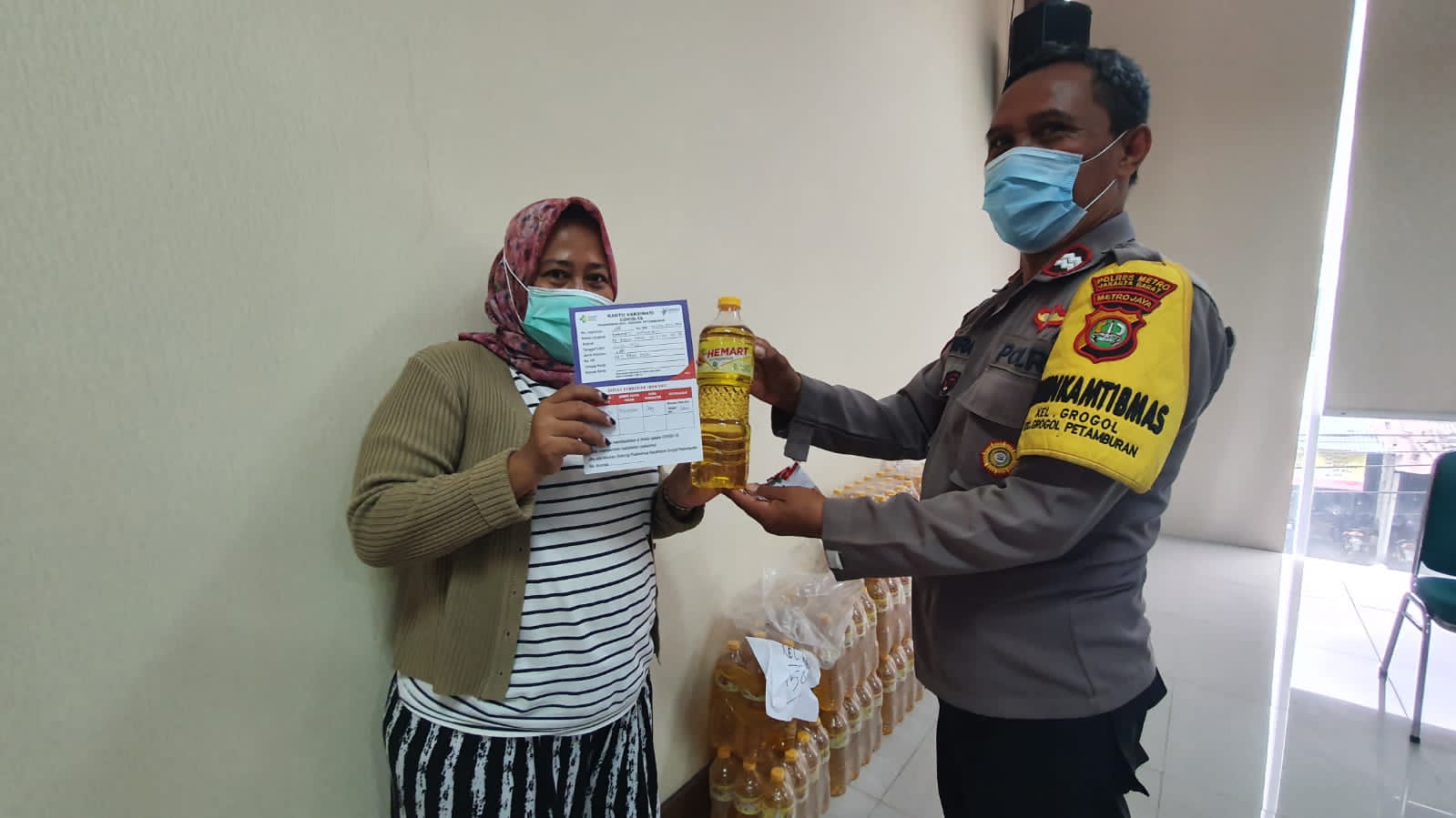 Vaksinasi booster yang dilakukan di lokasi Gedung SMP-SMK Maarif NU Grogol Jakarta Barat. (Foto: PMJ News). 