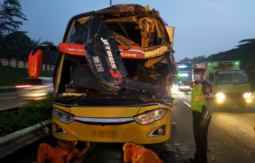 Kecelakaan yang melibatkan sebuah truk dan bus terjadi di Jalan Tol JORR KM 42 Cikunir. (Foto: PMJ Nes/TMC Polda Metro Jaya)
