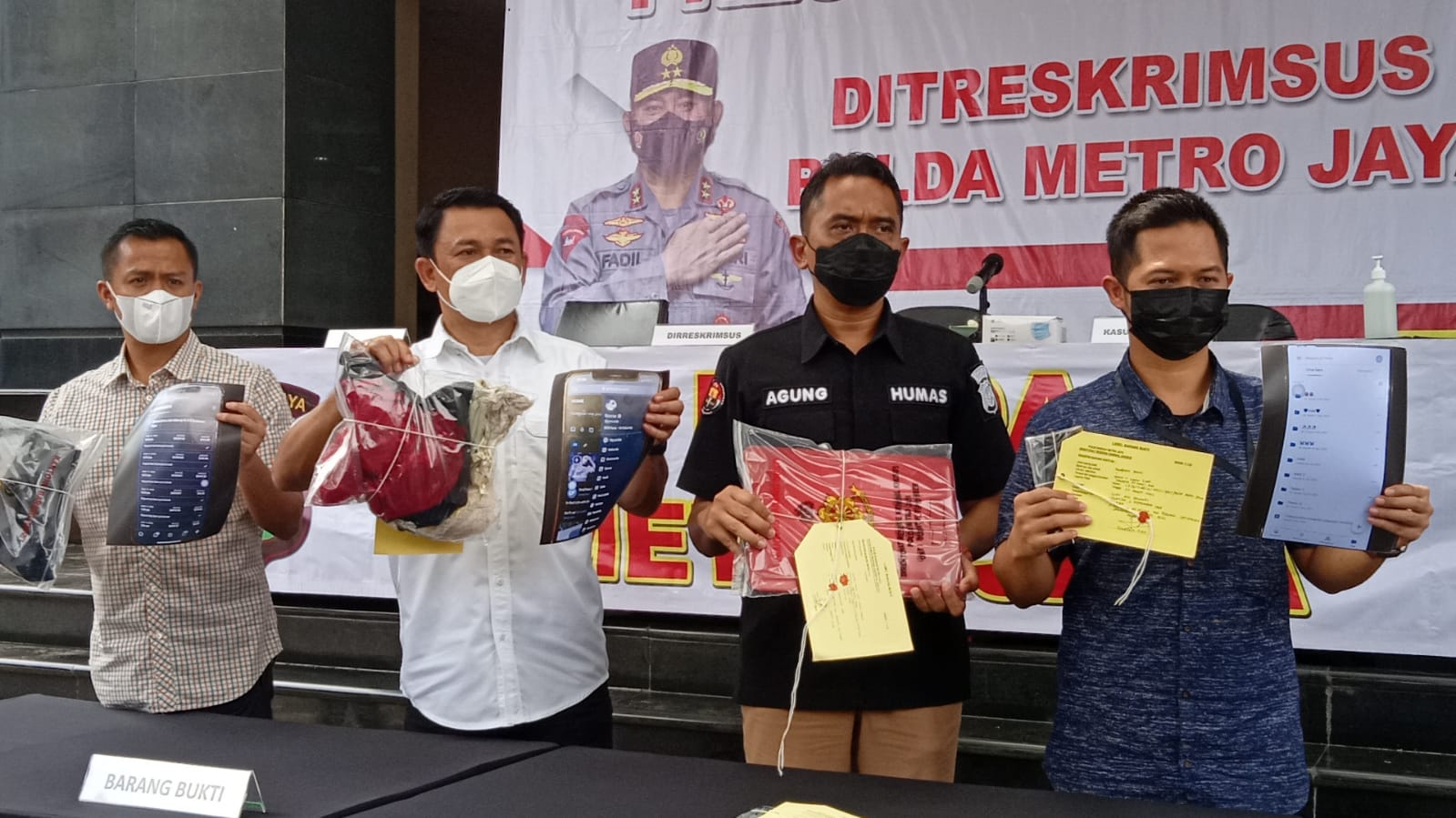 Polisi tunjukkan barang bukti. (Foto: PMJ/Yeni). 