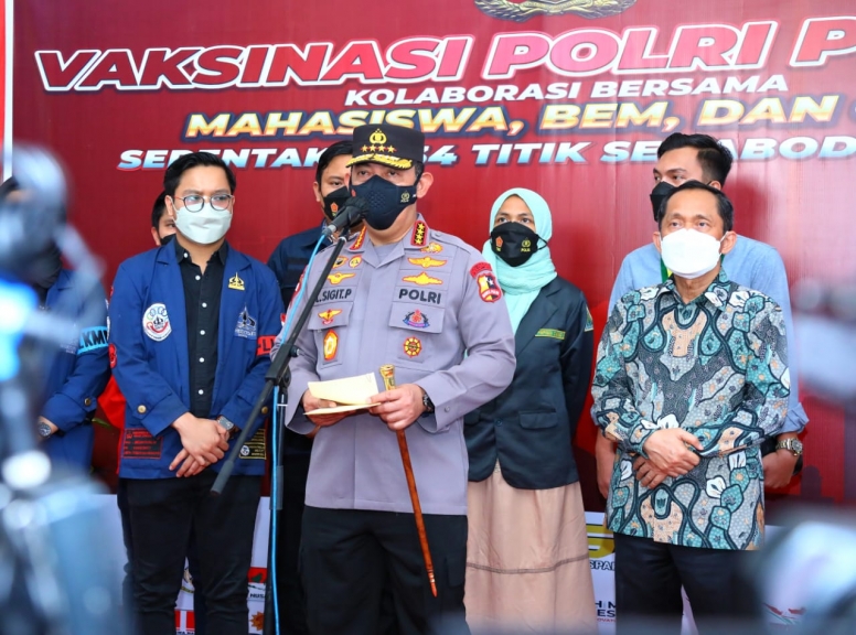 Kapolri Jenderal Listyo Sigit Prabowo meninjau secara langsung kegiatan akselerasi vaksinasi. (Foto: PMJ News)