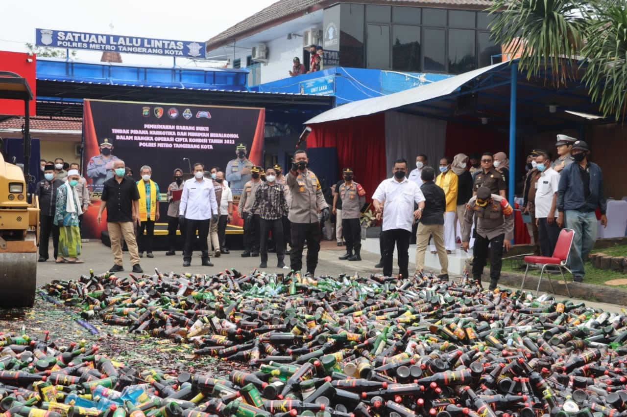 Polres Metro Tangerang Kota memusnahkan belasan ribu botol minuman keras. (Foto: PMJ News)