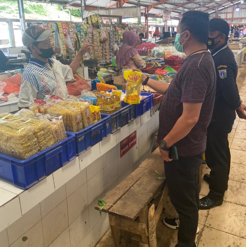 Sat Reskrimsus Polres Metro Jakarta Barat melaksanakan patroli dan memonitoring serta mengecek persediaan harga sembako. (Foto: PMJ News). 