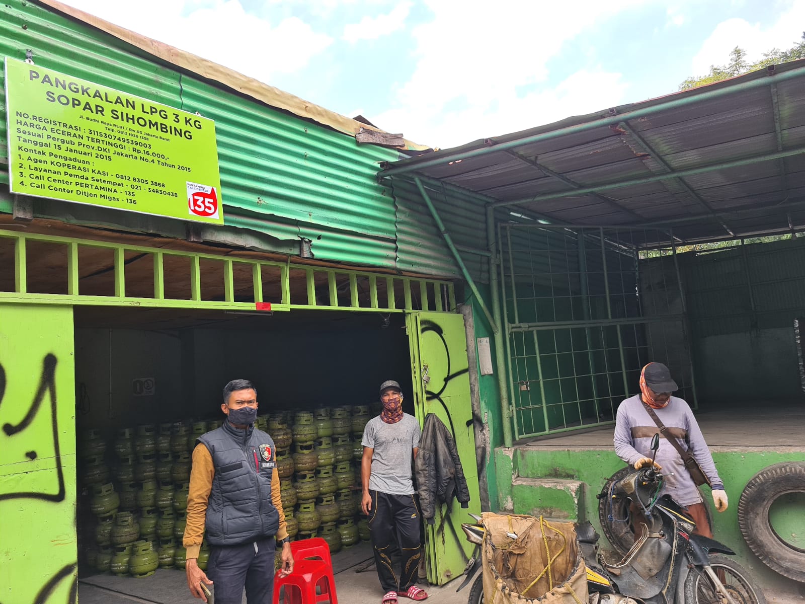 Polisi menitoring ketersediaan sembako, pangan dan minyak goreng. (Foto: PMJ News). 