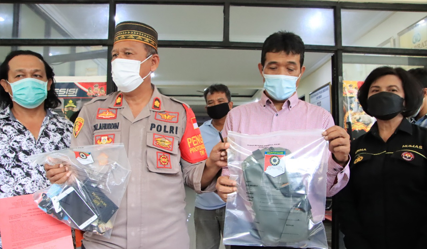Kapolsek Metro Bekasi Kota, Kompol Salahuddin menggelar perkara kasus pemerkosaan dan perampokan. (Foto: PMJ News)