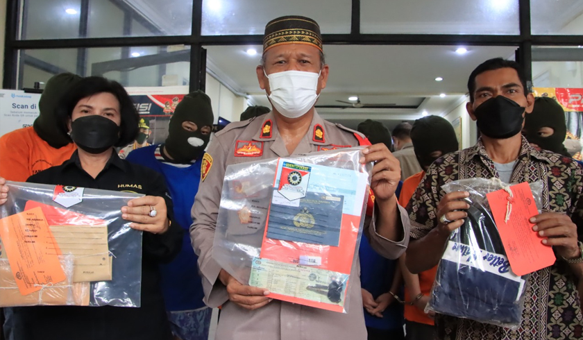 Kapolsek Metro Bekasi Kota, Kompol Salahuddin menggelar perkara kasus pencurian sepeda motor. (Foto: PMJ News)