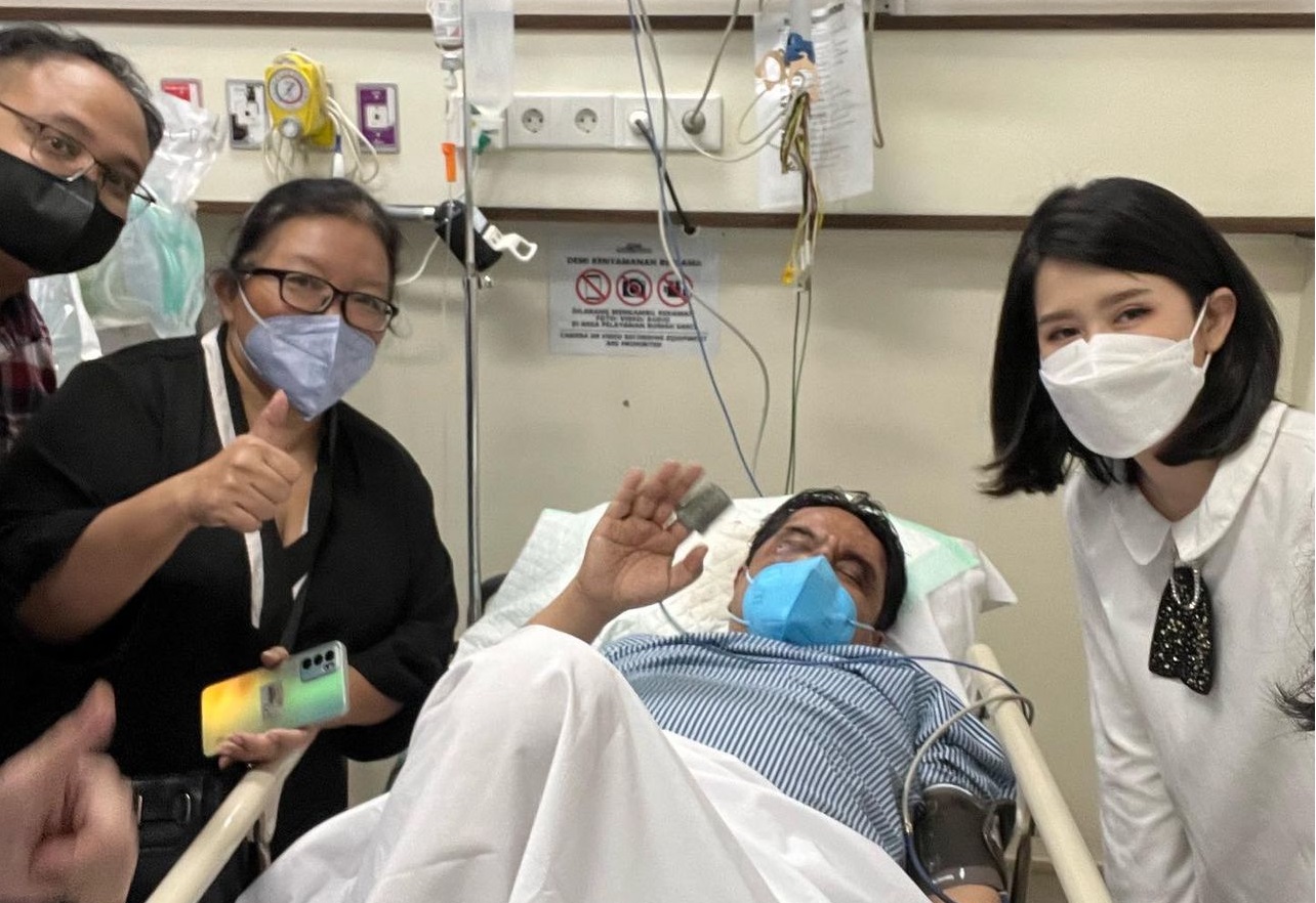 Pegiat media sosial Ade Armando jalani perawatan di rumah sakit setelah di keroyok massa saat unjuk rasa di depan Gedung MPR/DPR RI. (Foto: PMJ News/Istimewa)