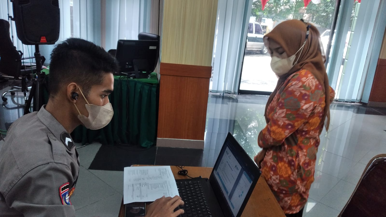 Binmas Polres Jakbar laksanakan vaksinasi mobile di Aula Kemenag. (Foto: PMJ News). 