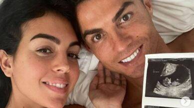 Cristiano Ronaldo - Georgina Rodriguez menunjukkan hasil USG bayi kembarnya. (Foto: Dok Net)
