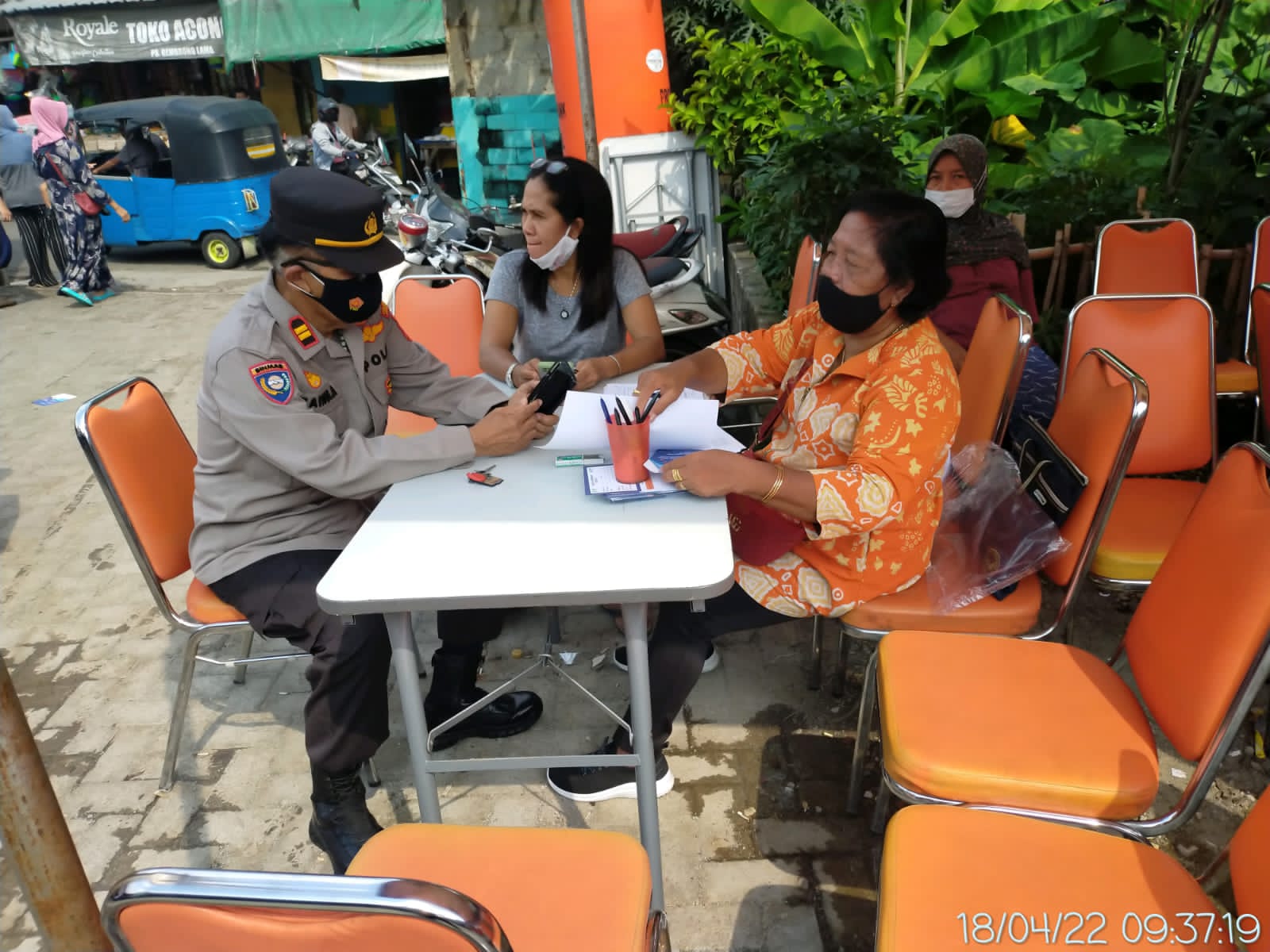 Polsek Johar Baru Polres Jakarta Pusat melaksanakan vaksinasi booster. (Foto: PMJ News)