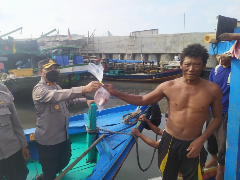Polsek Kawasan Kali Baru berbagi kepada sesama warga nelayan.  (Foto: PMJ News)