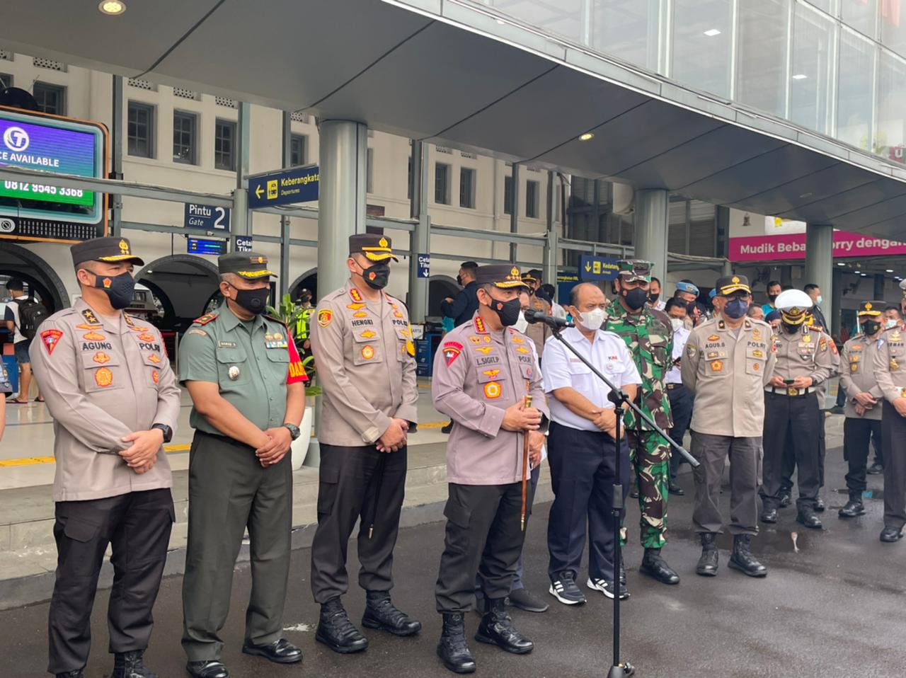 Kapolri Jenderal Pol Listyo Sigit Prabowo dan jajarannya mengunjungi Stasiun Pasar Senen. (Foto: Polri TV/ Nia). 