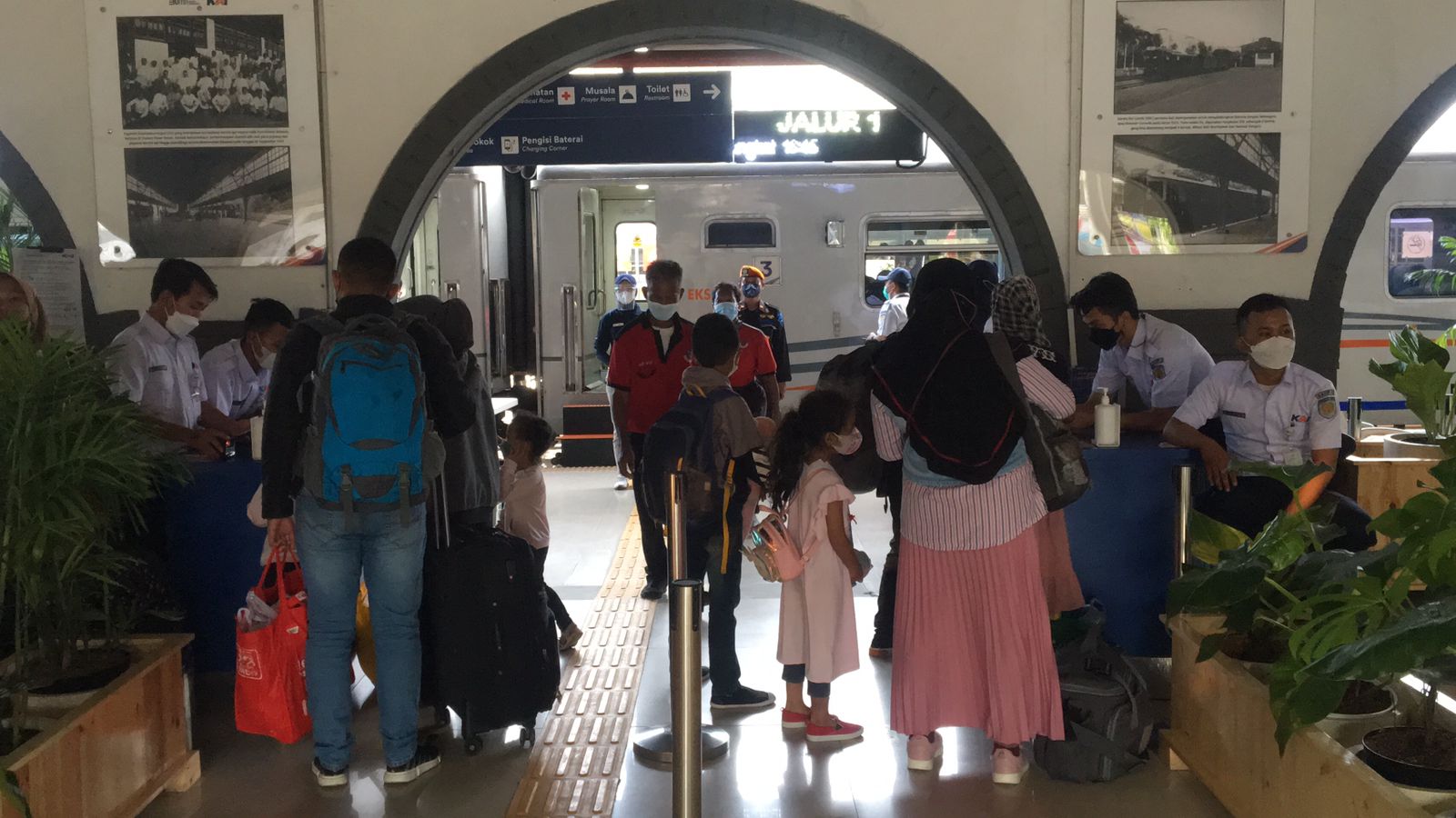 Penumpang di Stasiun KA Gambir dan Pasar Senen. (Foto: PMJ News). 