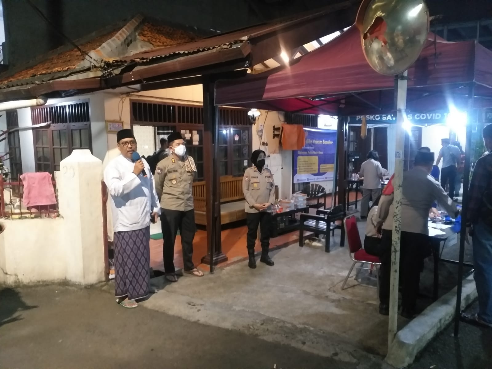 Direktorat Binmas Polda Metro Jaya menggelar akselerasi percepatan vaksinasi di kediaman tokoh masyarakat H Budi Prihantono. (Foto: PMJ News)