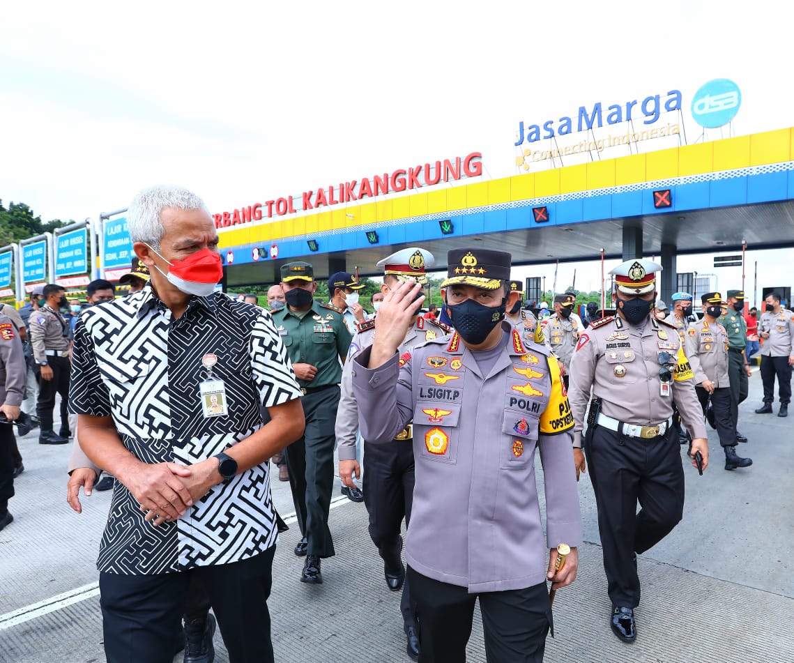 Kapolri Jenderal Pol Listyo Sigit Prabowo bersama jajarannya dan Gubernur Jateng. (Foto: PMJ News). 