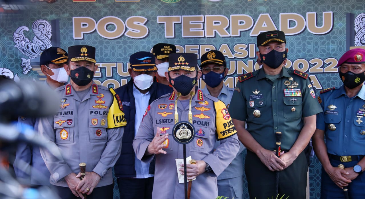 Kapolri Jenderal Listyo Sigit Prabowo meninjau pelaksanaan mudik di Pelabuhan Gilimanuk. (Foto: PMJ News). 