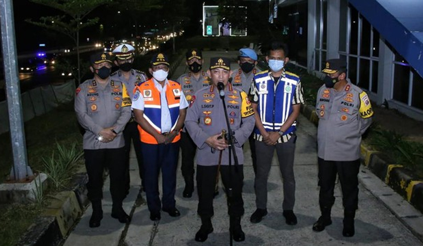 Kapolri Jenderal Listyo Sigit Prabowo melakukan pemantauan langsung penerapan rekayasa lalu lintas di Tol Japek. (Foto: PMJ News/Dok Polri)
