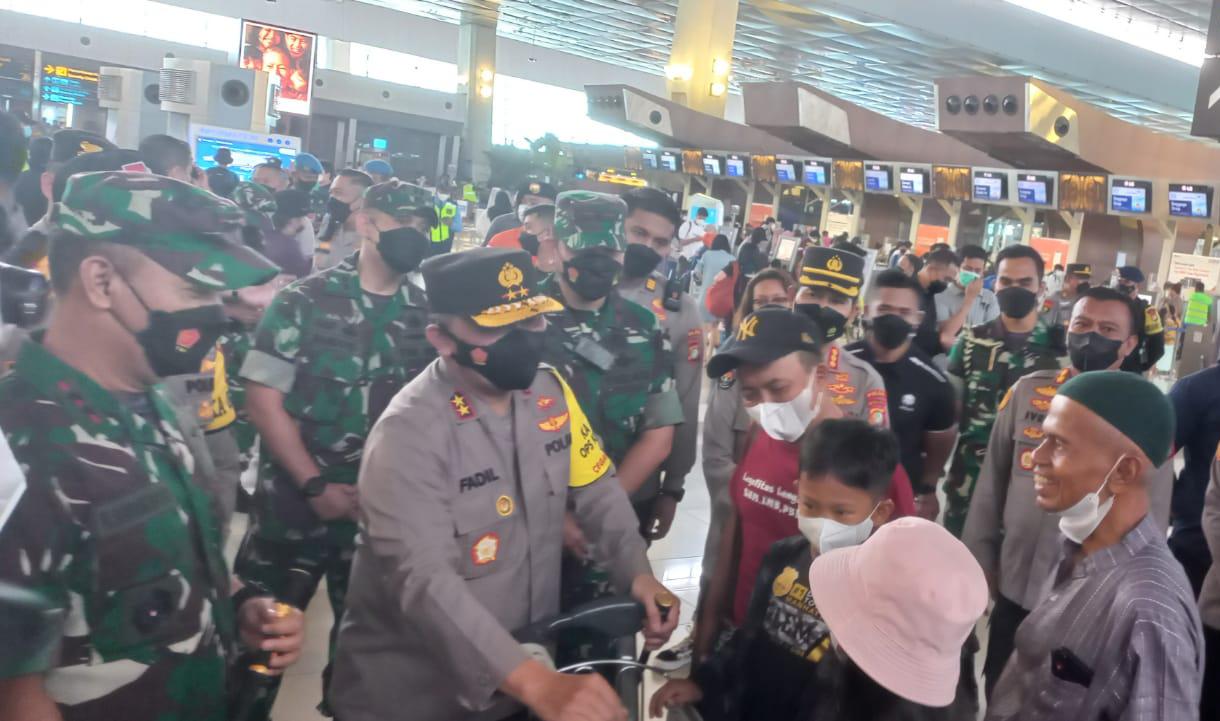 Kapolda Metro Jaya Irjen Pol Fadil Imran dan Pangdam Jaya Mayjen Untung Budiharto di Bandara Soetta. (Foto: PMJ News). 