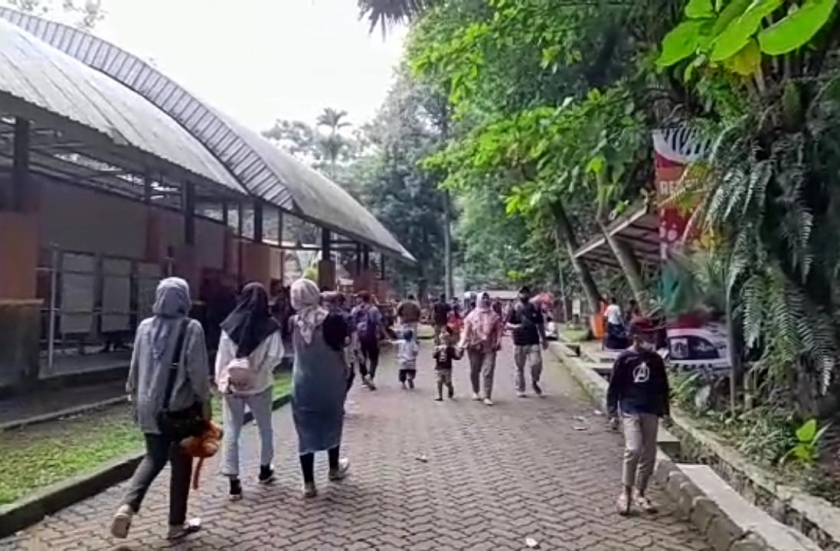 Pengunjung memadati Taman Margasatwa Ragunan. (Foto: Dok PMJ/ Yeni)