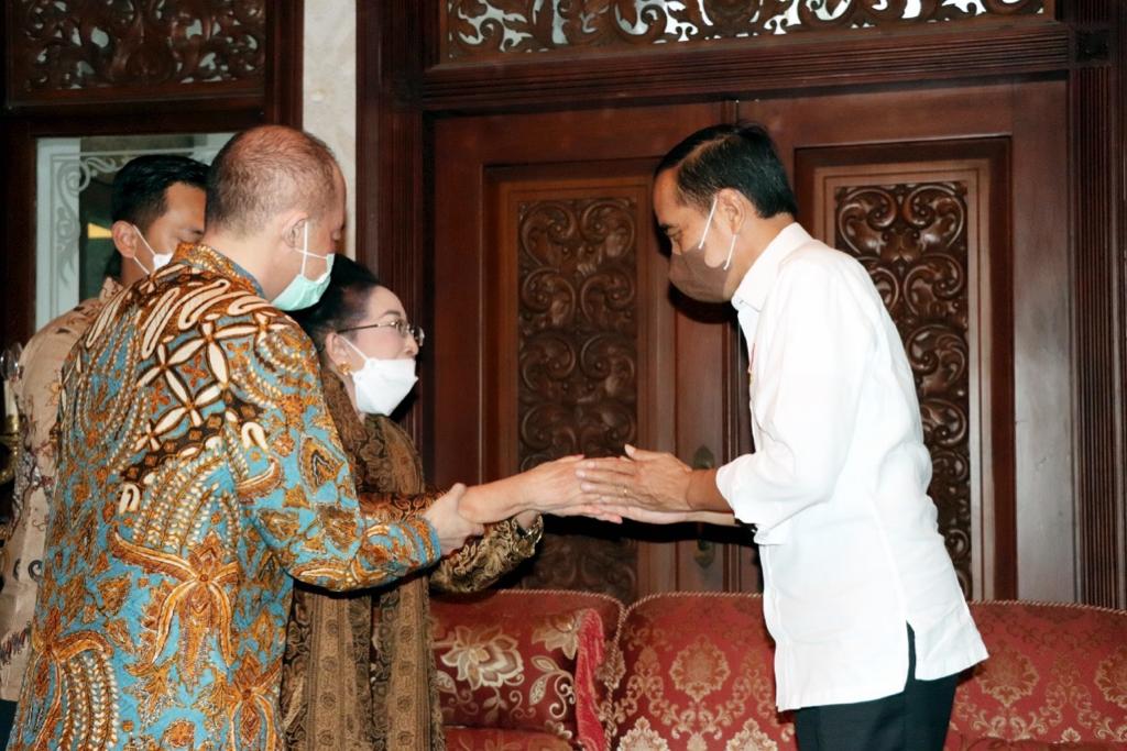 Presiden RI Ir H Joko Widodo mengunjungi kediaman ibu Mooryati Soedibyo (94) yang merupakan Founder Mustika Ratu. (Foto: PMJ News)