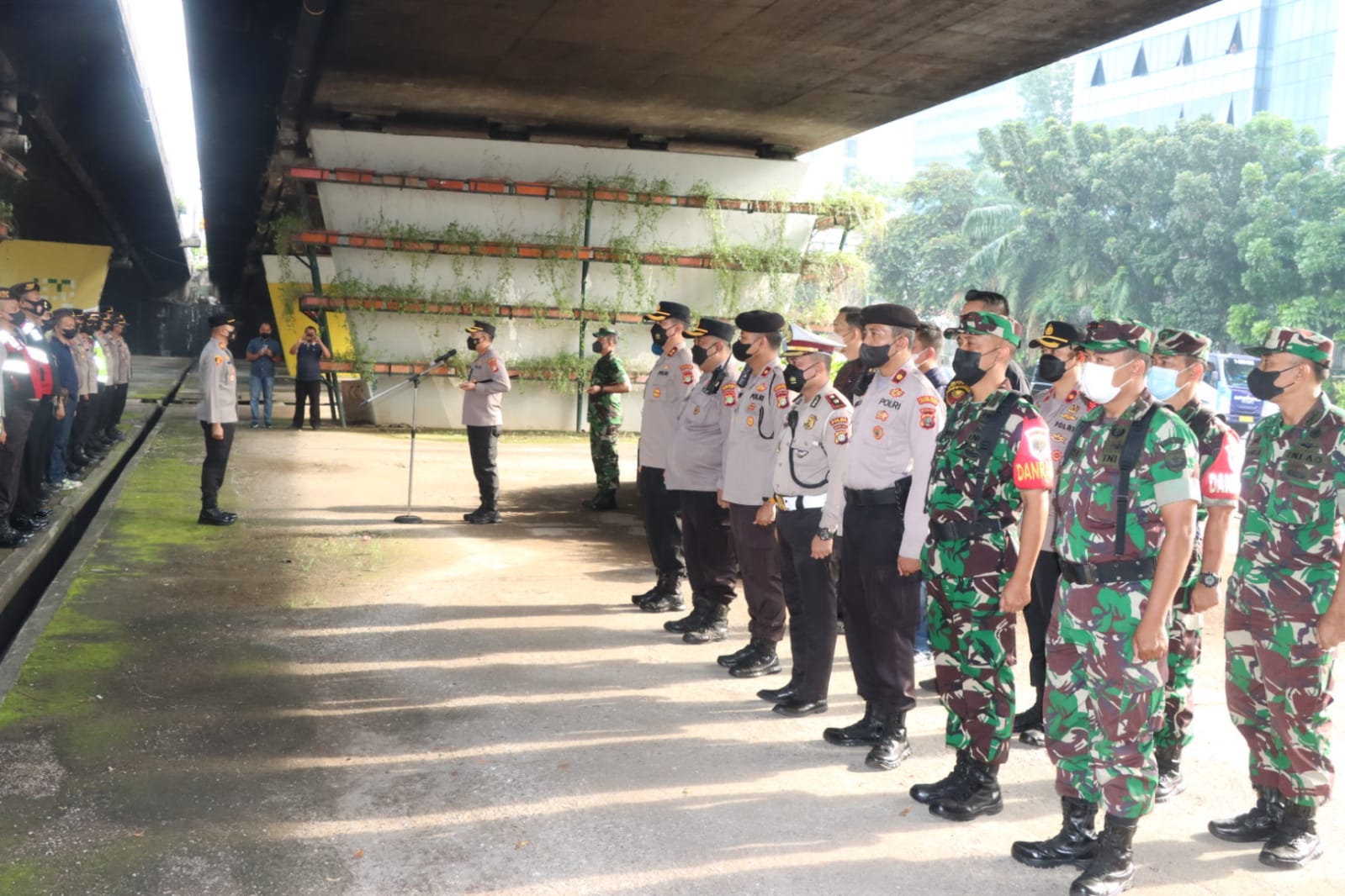 349 personel gabungan Polres Jakbar amankan aksi may day. (Foto: PMJ News). 