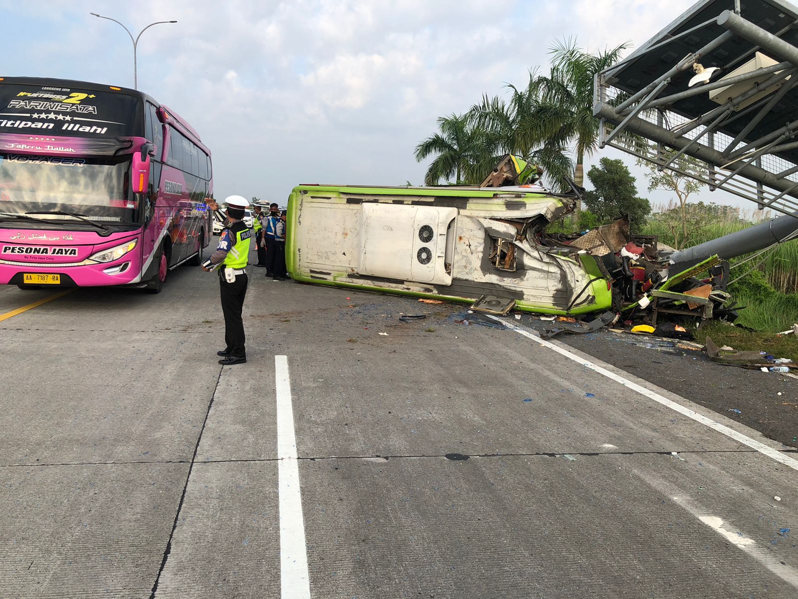 Kecelakaan bus maut di Tol Surabaya Mojekerto. (Foto: Dok PMJ News/ Yeni)