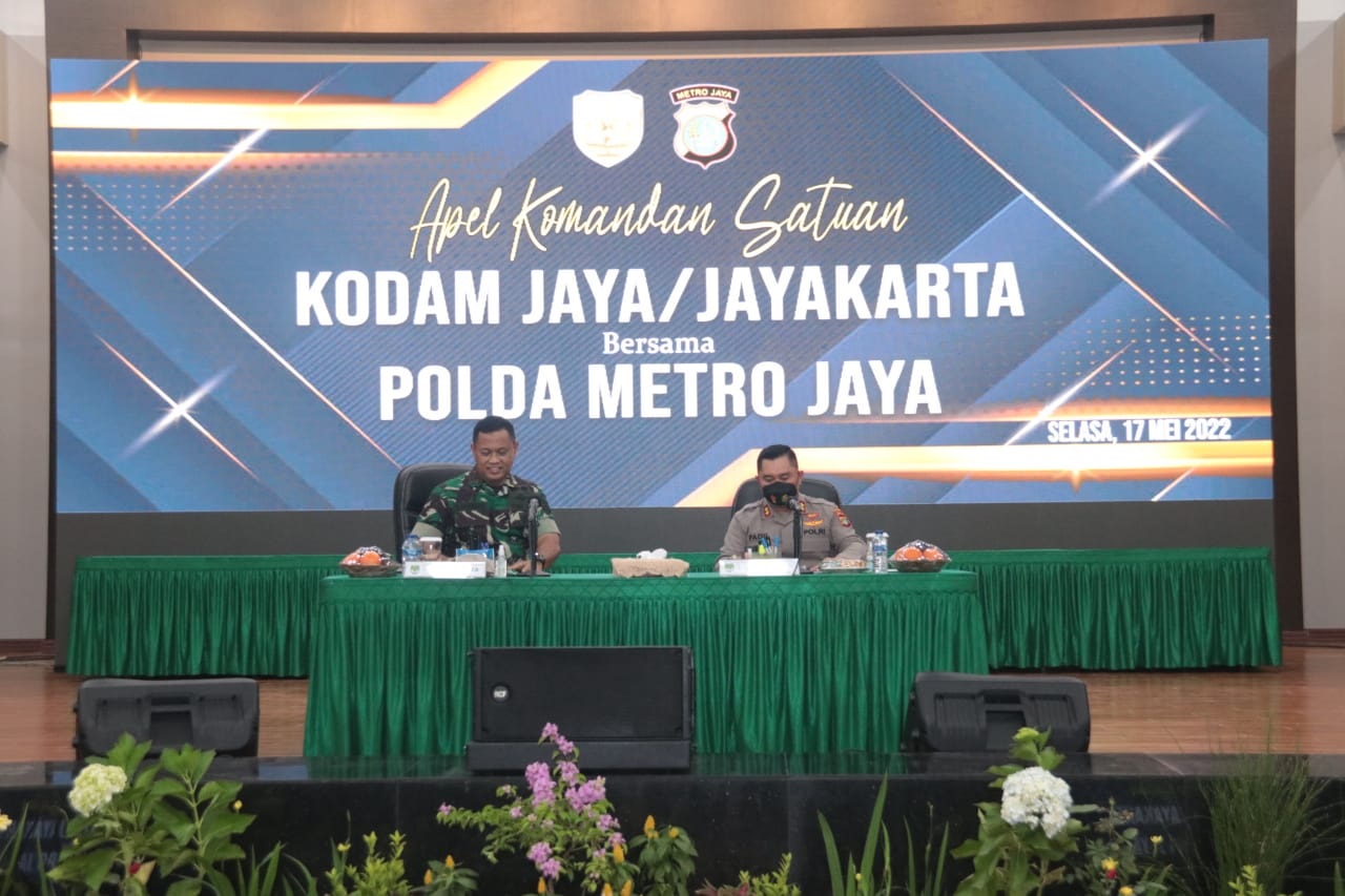 Kapolda Metro Jaya, Irjen Pol Fadil Imran memberikan piagam penghargaan kepada dua prajurit TNI yang berhasil menangkap begal. (Foto: PMJ News)