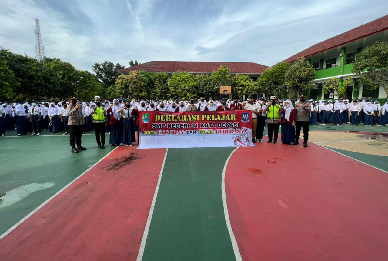 Satlantas Polres Metro Bekasi Kota menyambangi SMP Negeri  31 Kota Bekasi untuk melakukan sosialisasi tertib berlalulintas kepada para siswa. (Foto: PMJ News)