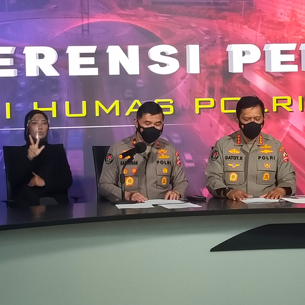Keterangan Karo Penmas Divisi Humas Polri, Brigjen Pol Ahmad Ramadhan dan jajarannya. (Foto: PMJ News/ Yeni). 